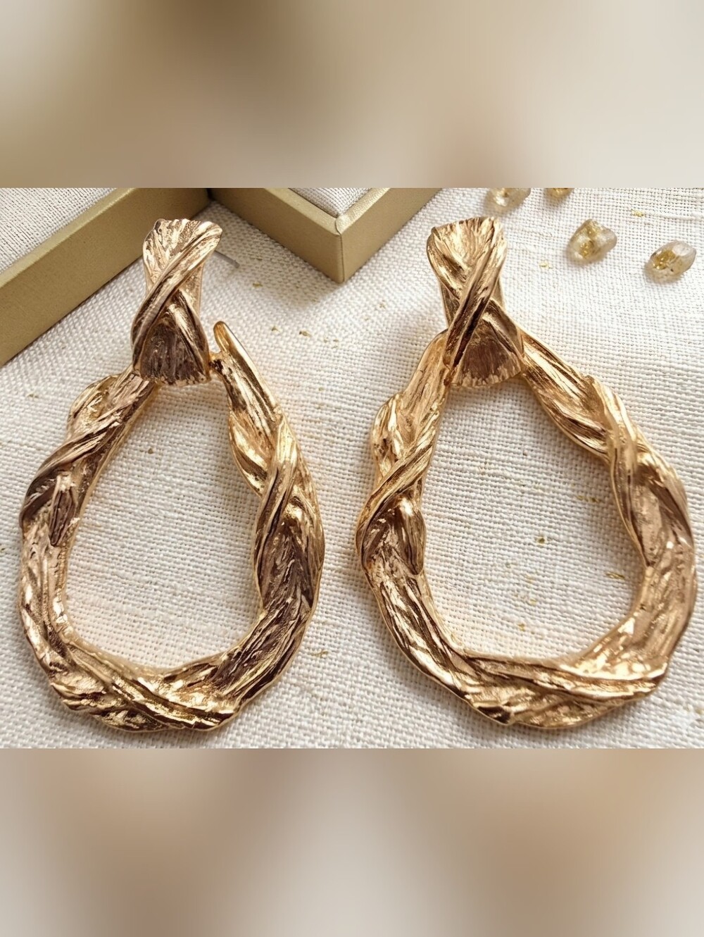 80s Vintage-Chunky Gold Tone Drop Earrings